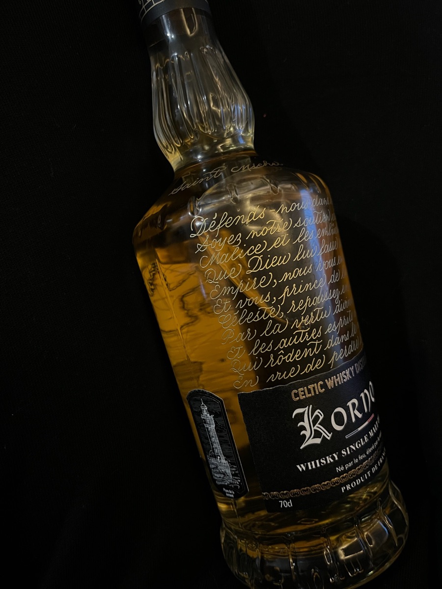 Bouteille de whisky Kornog gravée à la main de la prière à Saint Michel Archange en lettres cursives blanches