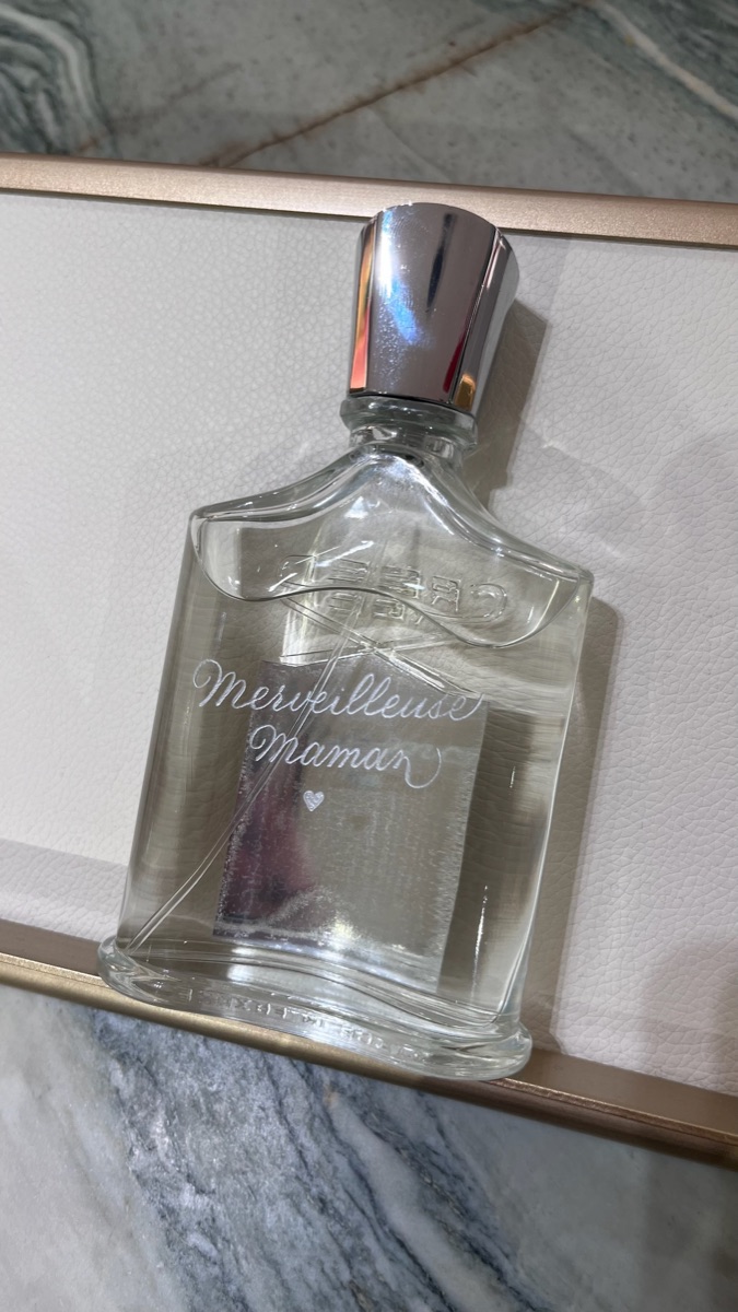 Flacon Creed gravé à la main « Merveilleuse Maman », dédicace en blanc satiné avec un petit motif floral, présenté pour la fête des Mères