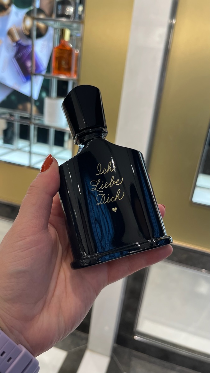Flacon Creed bleu nuit, « Ich Liebe Dich » gravé à la main en calligraphie dorée sur trois lignes avec un petit cœur