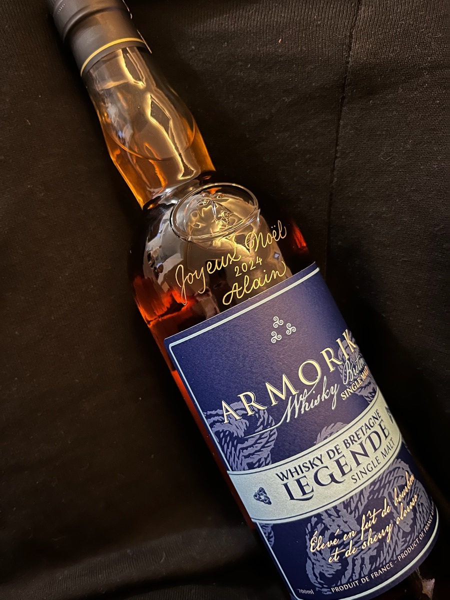 Bouteille de whisky Armorik gravée à la main « Joyeux Noël 2024 Alain » en doré sur l'épaule du flacon
