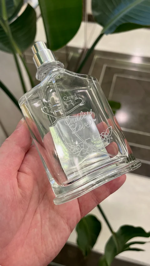 Flacon Creed transparent gravé de fleurs et du message Endless Love