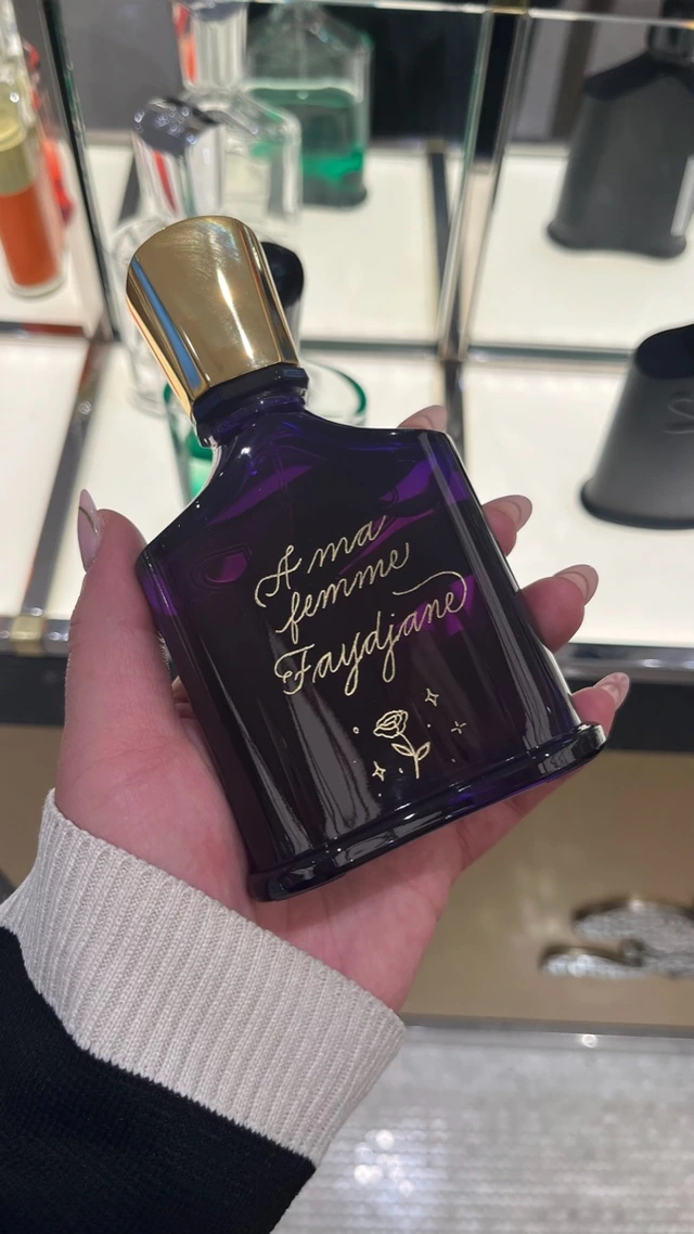 Flacon Creed violet gravé « À ma femme Faydjane » en doré avec une rose