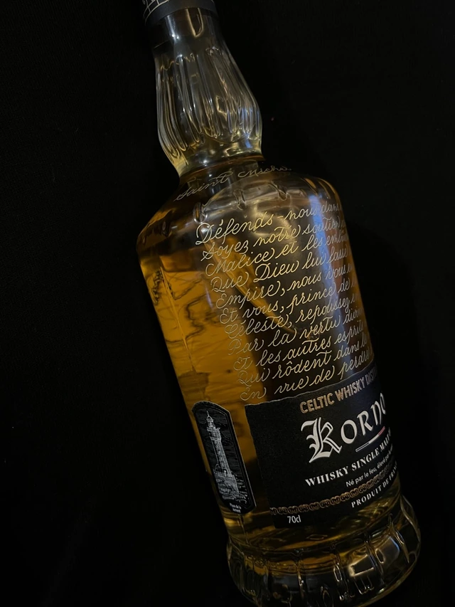 Whisky Kornog gravé de la prière à Saint Michel Archange en lettres cursives blanches