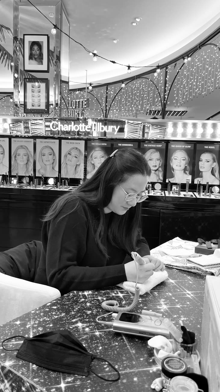 Cathy en animation de gravure chez Charlotte Tilbury