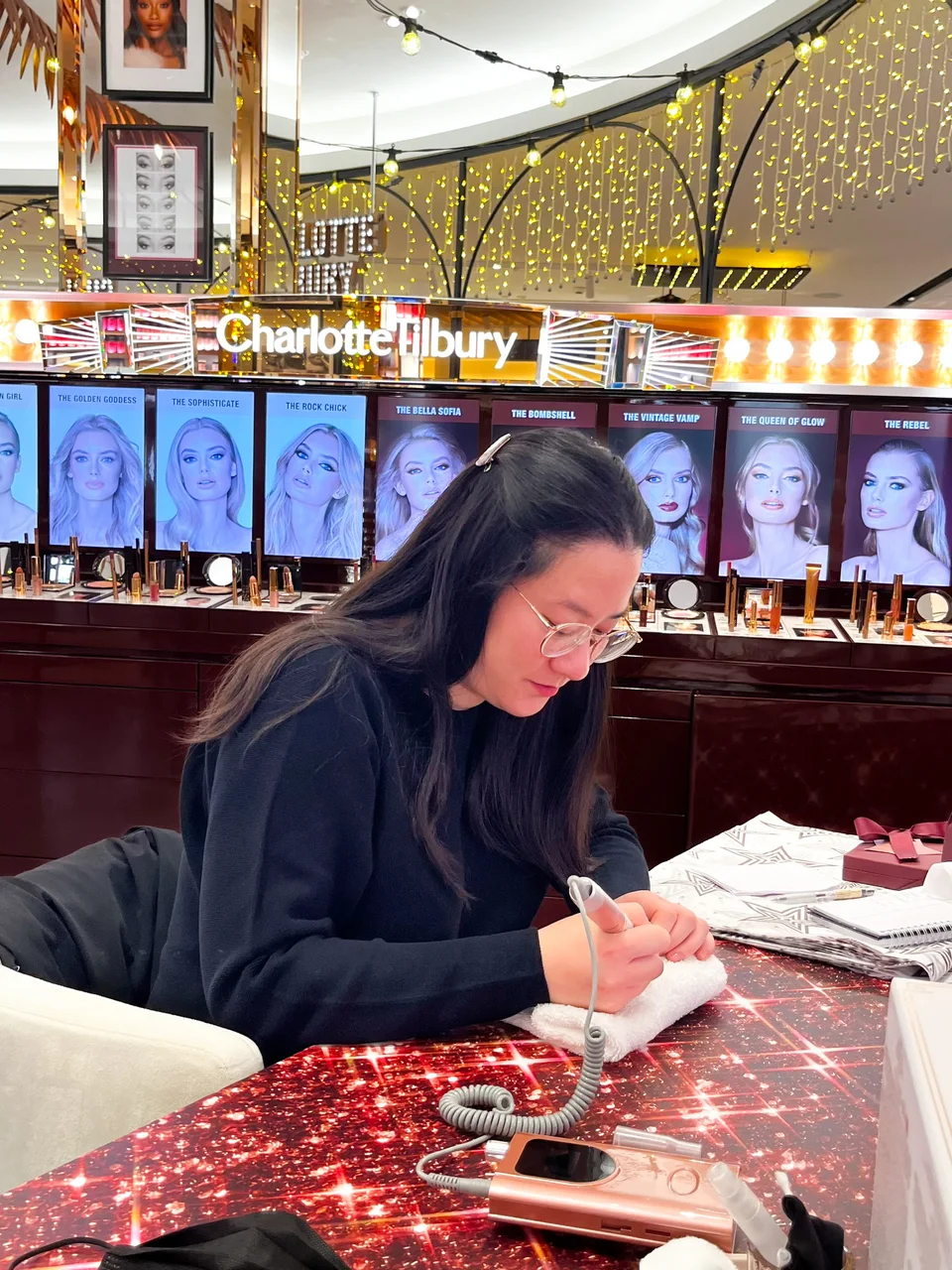 Cathy en animation de gravure chez Charlotte Tilbury