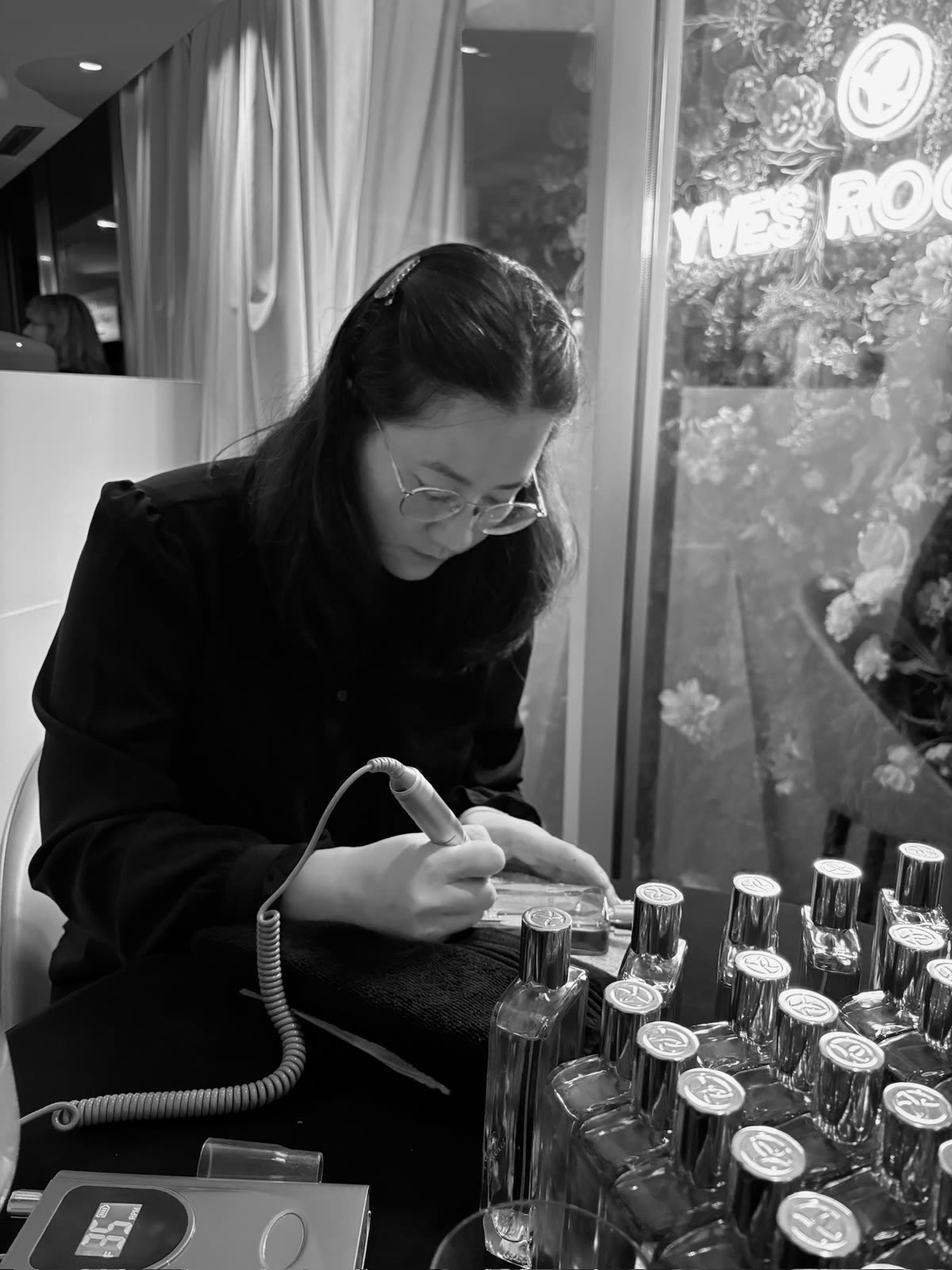 Cathy grave en direct lors d'une animation de marque Yves Rocher