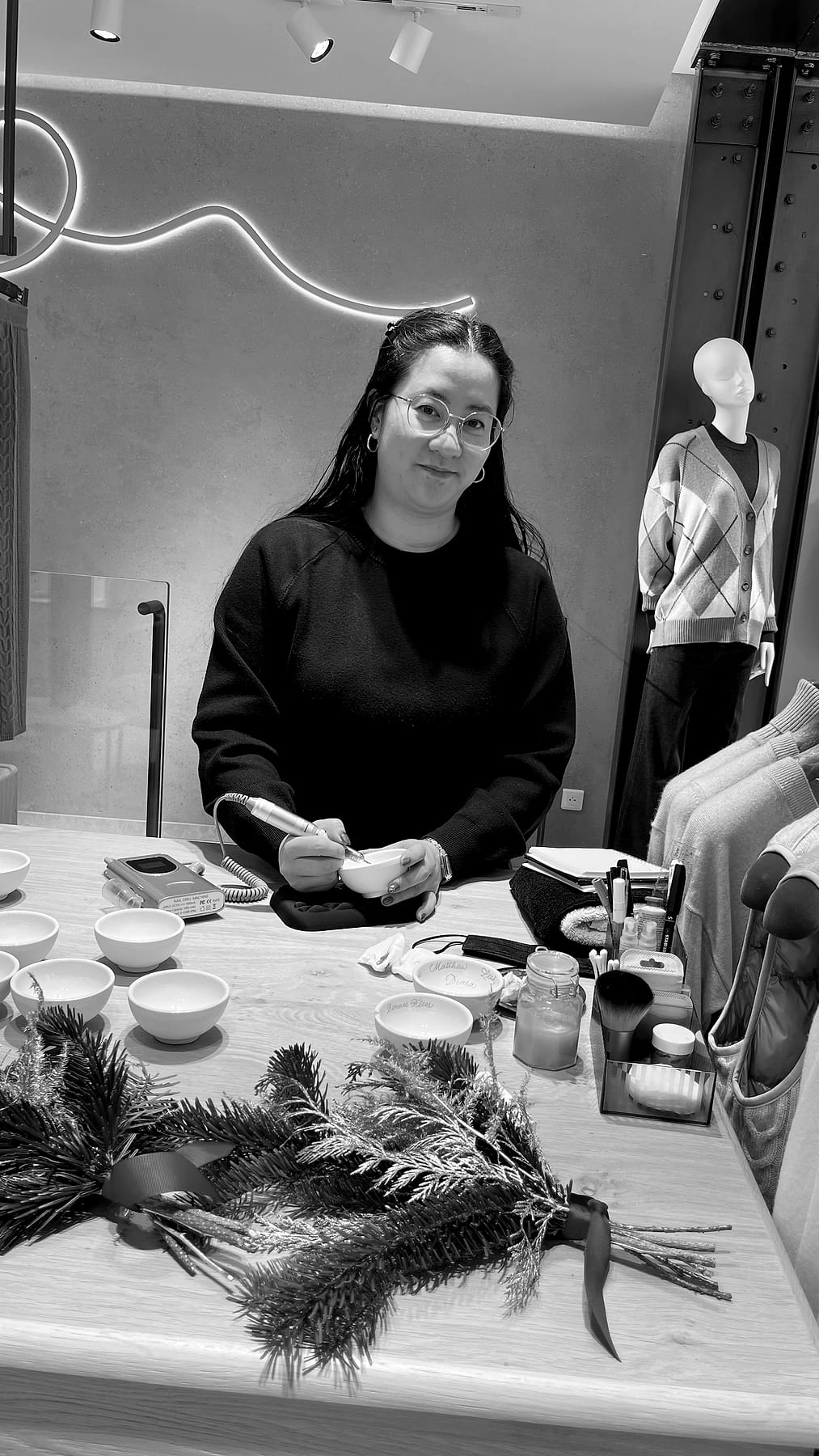 Cathy, calligraphe et graveuse sur verre, grave une pièce à la main en boutique