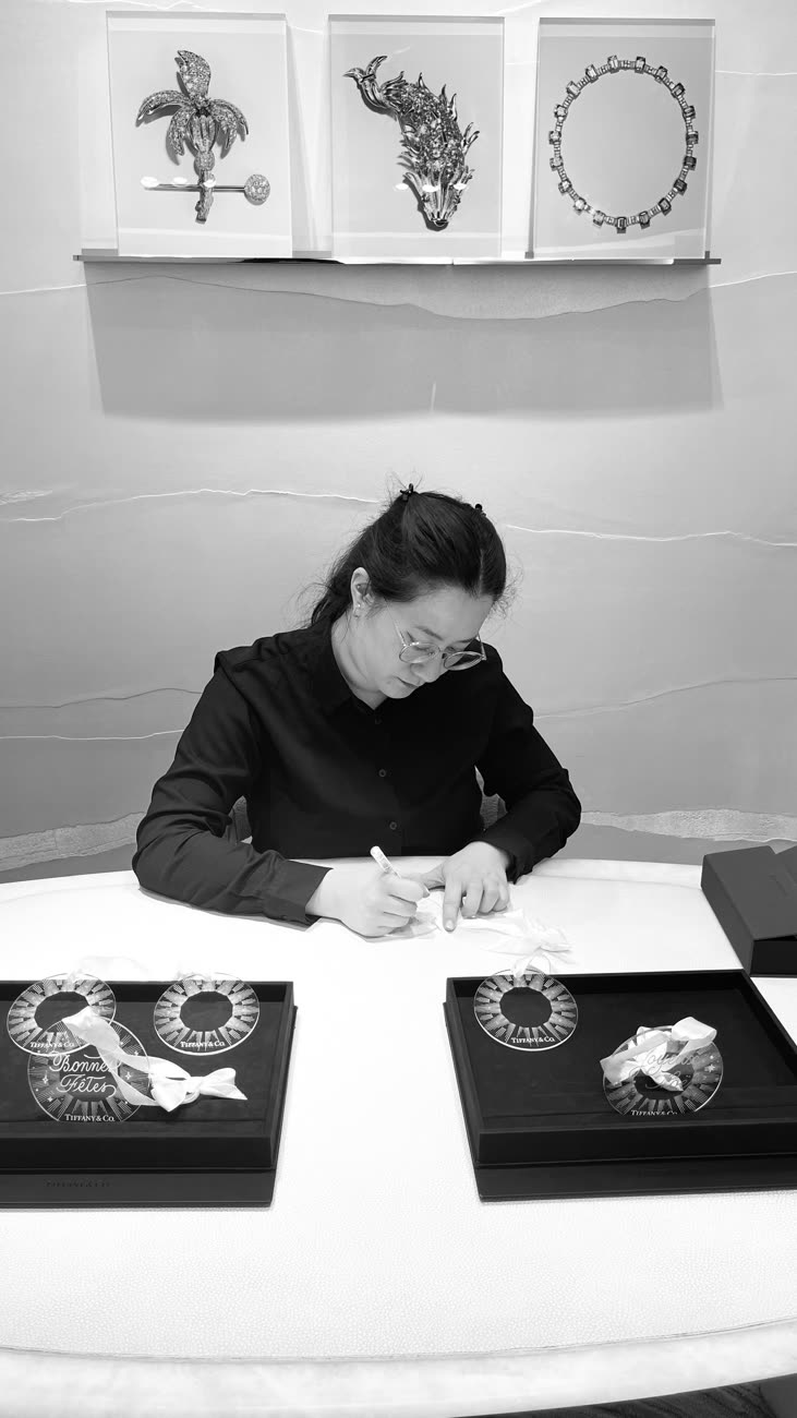 Cathy calligraphie des ornements chez Tiffany & Co.