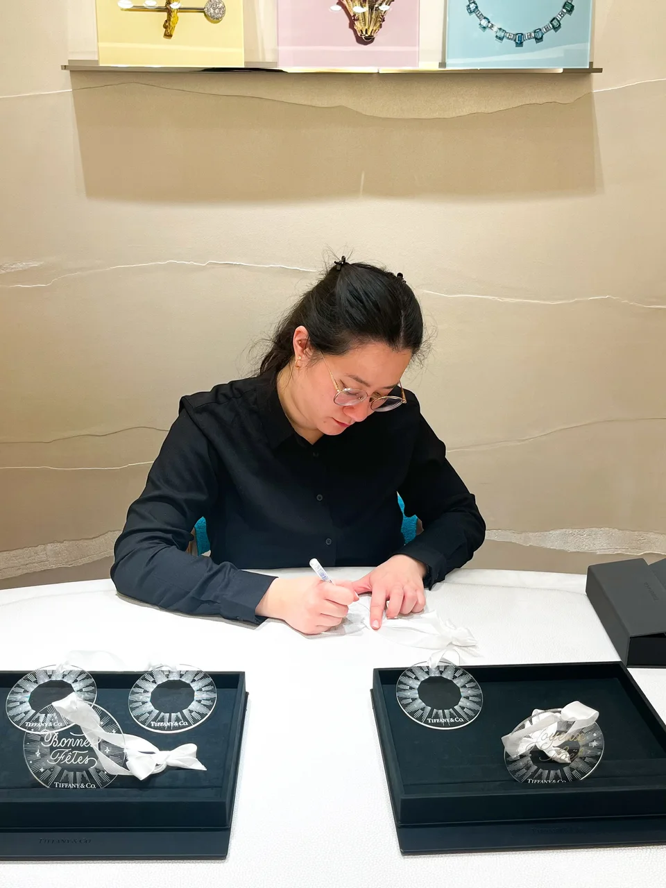 Cathy calligraphie des ornements chez Tiffany & Co.