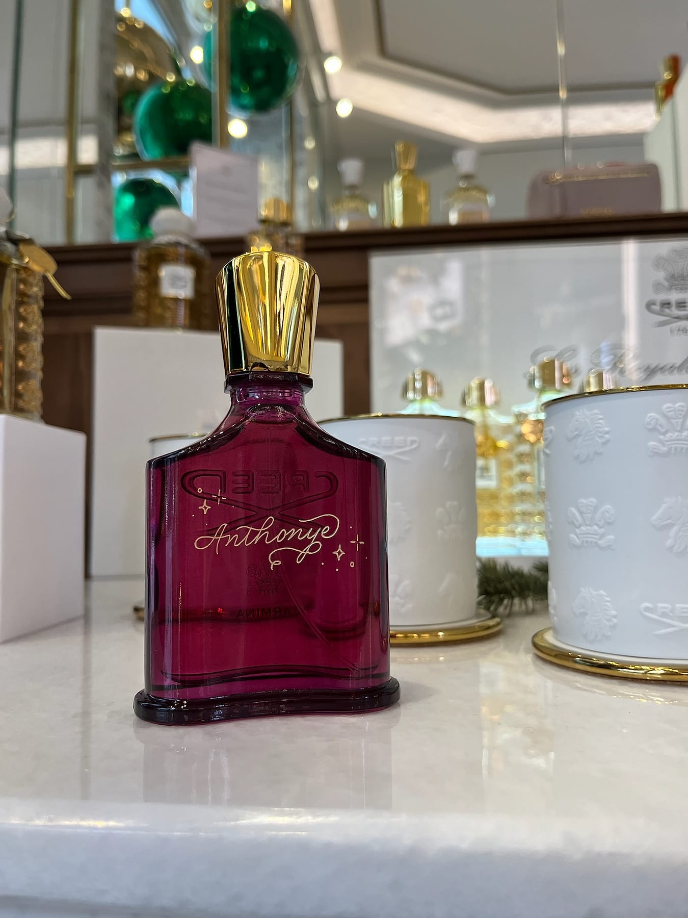 Flacon Creed magenta gravé, en boutique Creed