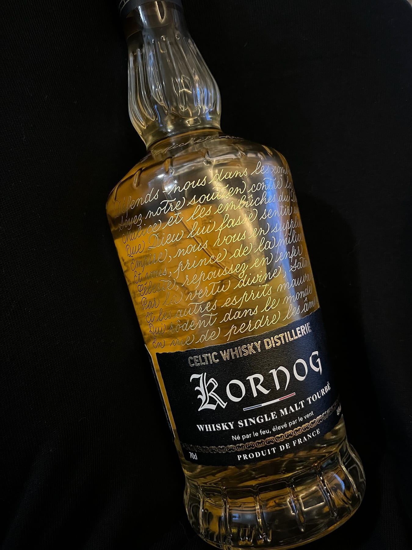 Bouteille de whisky Kornog gravée d’un texte calligraphié