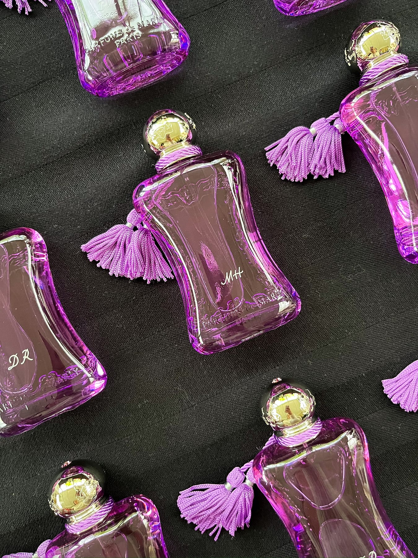 Flacon Parfum de Marly gravé à la main, initiales en gros plan