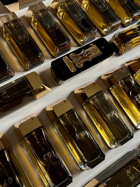 Série de flacons Rabanne personnalisés avec des initiales calligraphiées