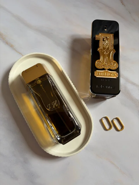 Flacon Rabanne présenté de dos avec des initiales gravées et dorées, à côté de sa face avant